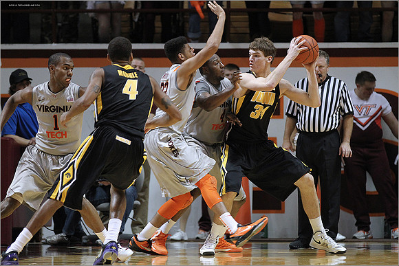 2012.11.27. Iowa (Hawkeyes) at Virginia Tech (Hokies).